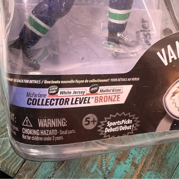 McFARLANE NHL Series 26 Ryan Kesler (Vancouver Canucks) White Jersey Collector - Picture 5 of 6